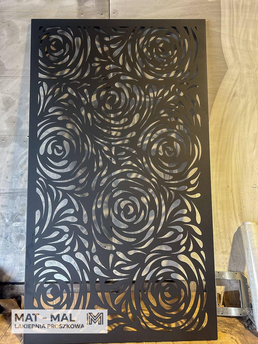 Elementy metalowe przygotowane do piaskowania i malowania proszkowego w lakierni MAT-MAL